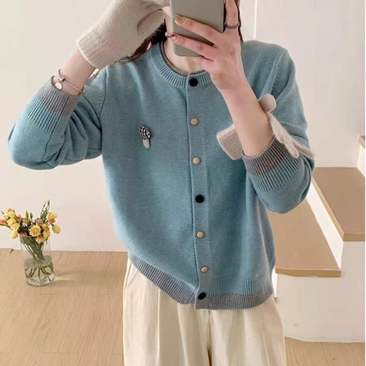 Contrasting round-neck knitted cardigan - 图片 5