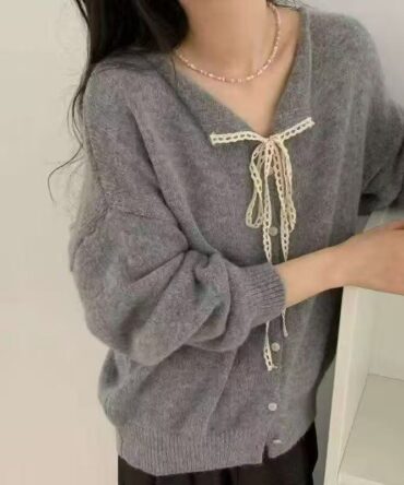 Bow-decorated V-neck knitted cardigan