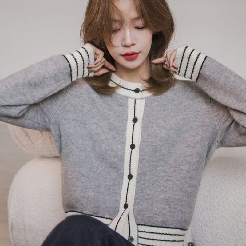Contrasting round-neck knitted cardigan