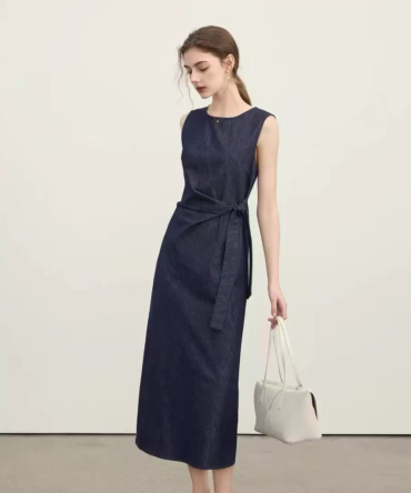 Sleeveless dress with lace-up waist