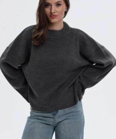 Round-neck loose knitwear