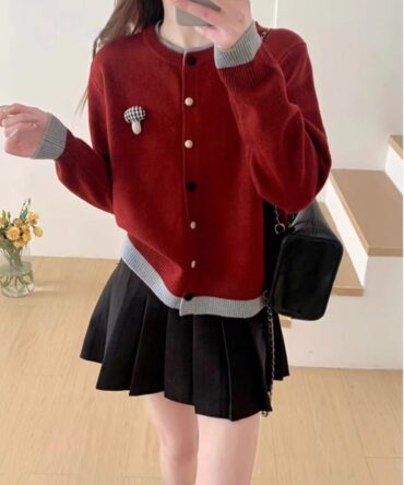 Contrasting round-neck knitted cardigan