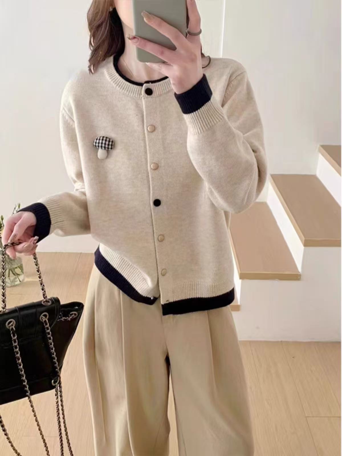 Contrasting round-neck knitted cardigan - 图片 4