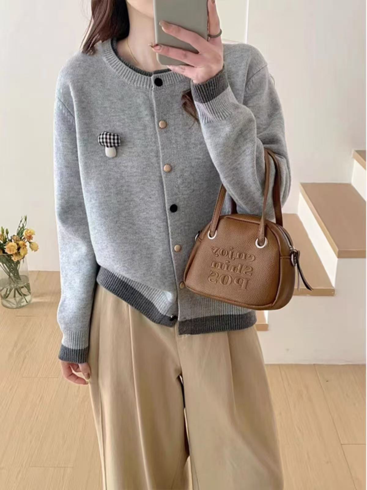 Contrasting round-neck knitted cardigan - 图片 3