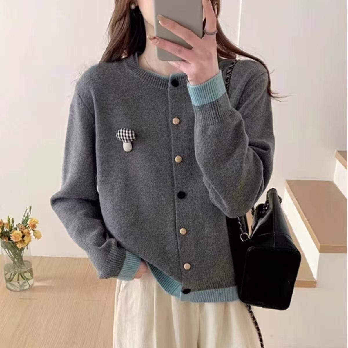 Contrasting round-neck knitted cardigan - 图片 6