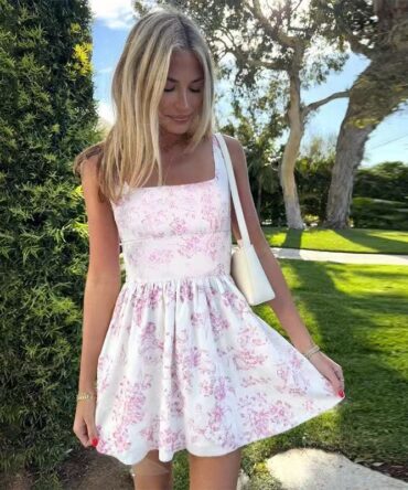 Square-necked floral strap dress