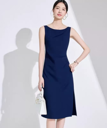 Sleeveless slited slim dress