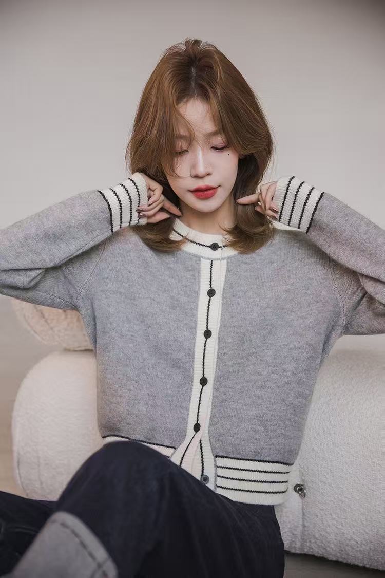 Contrasting round-neck knitted cardigan - 图片 3