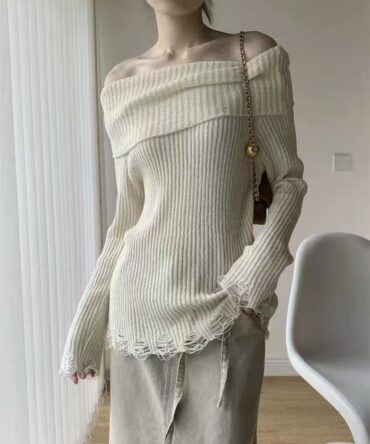 Wool-edged decorated off-shoulder knitwear