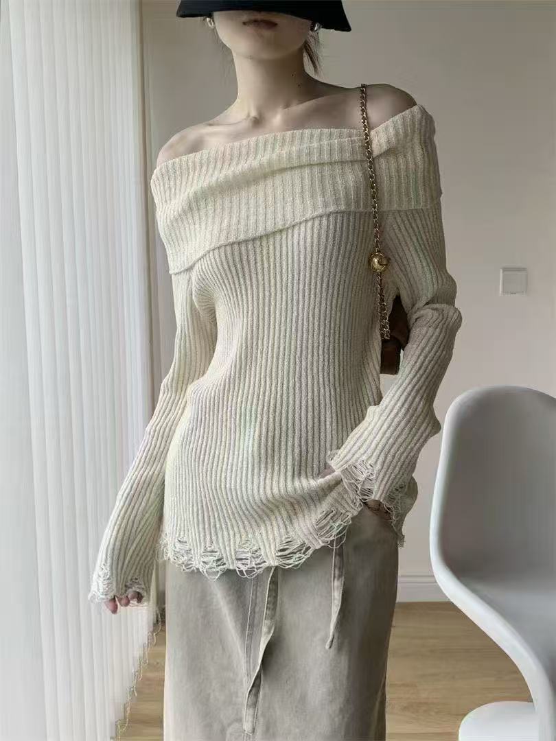 Wool-edged decorated off-shoulder knitwear