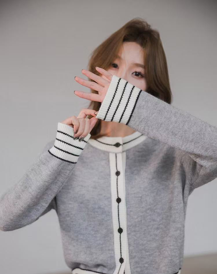 Contrasting round-neck knitted cardigan - 图片 2