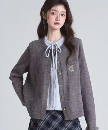 Round-neck embroidered knitted cardigan
