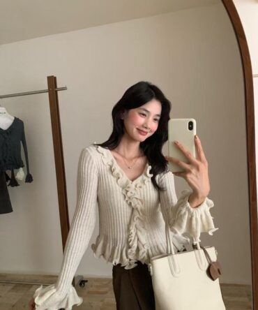 Ruffled V-neck knitted cardigan