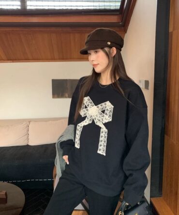 Lace bow decorated round-neck sweatshirt