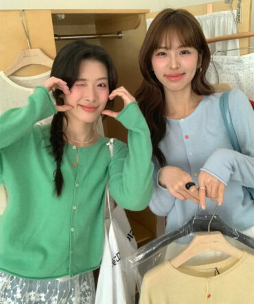 Colorful button round-neck knitted cardigan