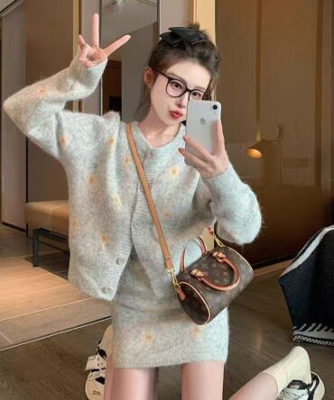 Knitted set with broken flowers