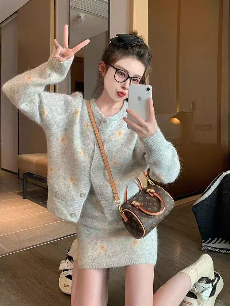 Knitted set with broken flowers