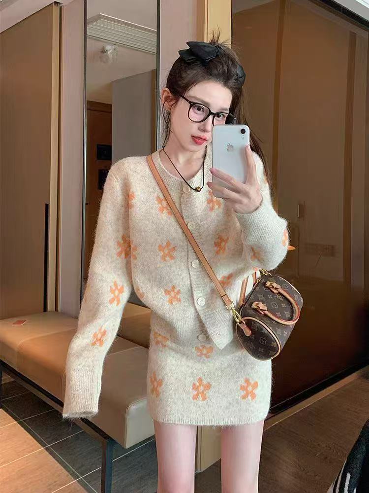 Knitted set with broken flowers - 图片 3