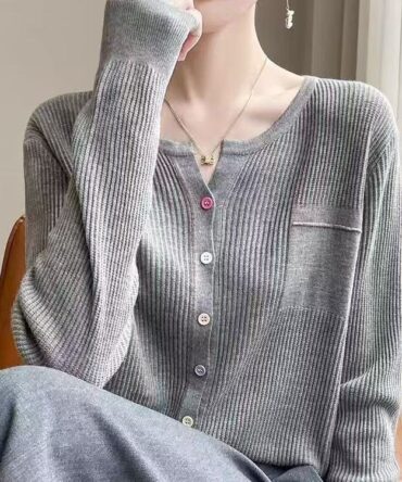 Round-neck knitted cardigan