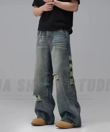 Wide-leg jeans with holes