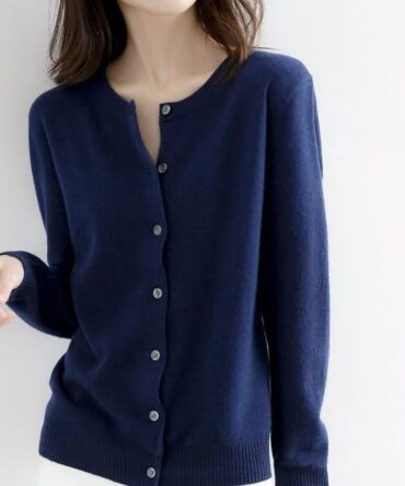 Round-neck knitted cardigan