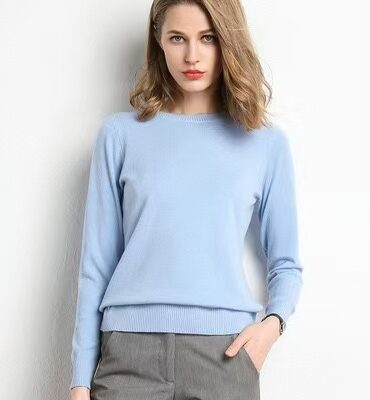 Round-neck long-sleeved sweater
