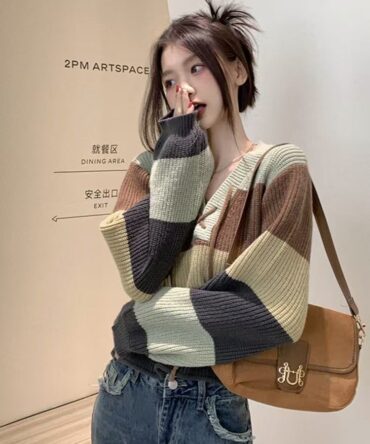 Lace-on V-neck striped knitwear