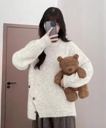 Round-neck sweater with side button decoration
