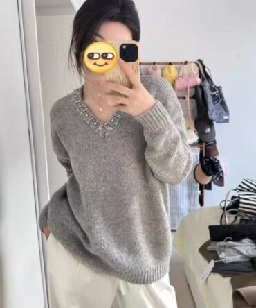 V-neck knitwear