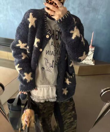 Knitted cardigan with star pattern