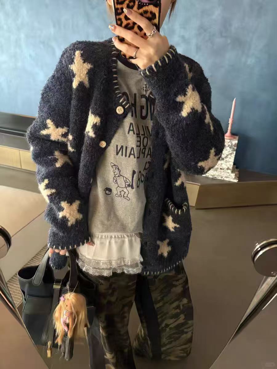 Knitted cardigan with star pattern