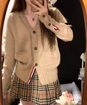 Contrast color trim V-neck knitted cardigan