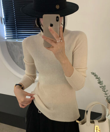 High-necked slim knitwear