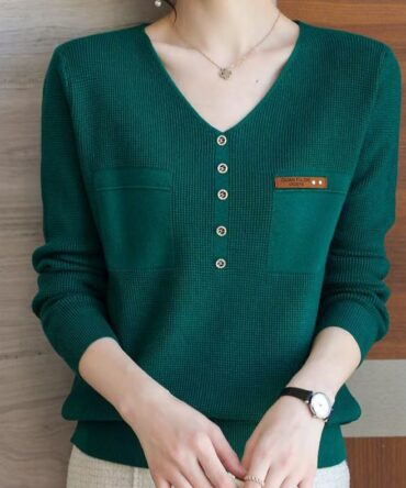 V-neck button-decorated knitwear