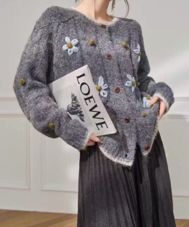 Three-dimensional floral round-neck knitted cardigan