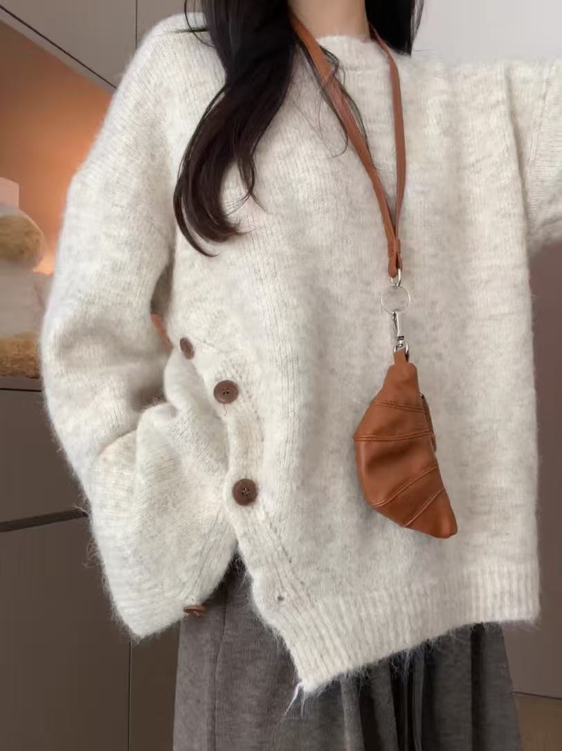Round-neck sweater with side button decoration - 图片 6