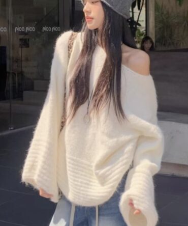 Loose knitwear with off-the-shoulder