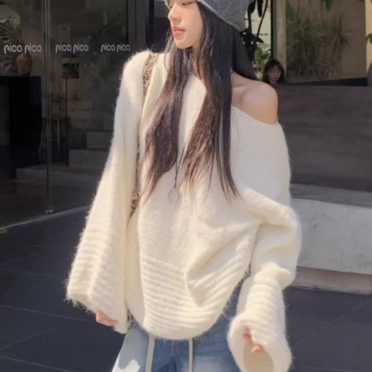 Loose knitwear with off-the-shoulder